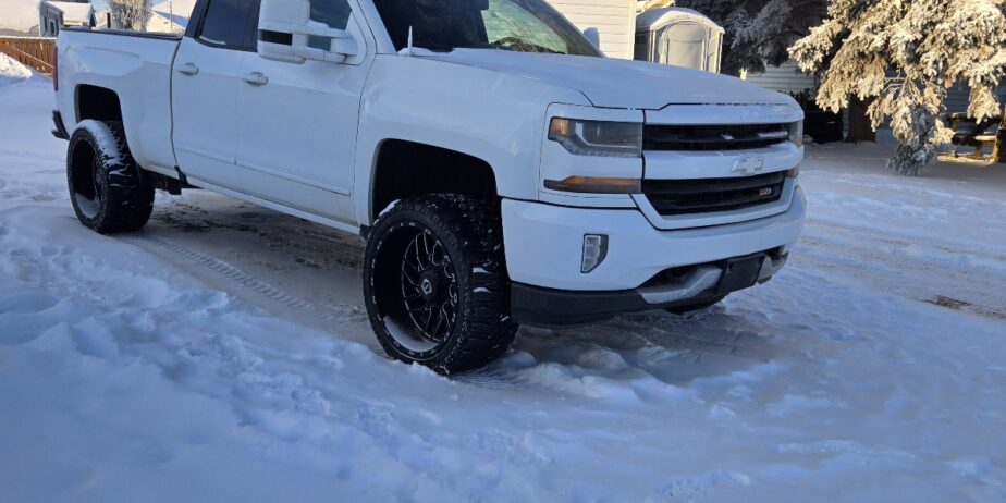 (SOLD) 2018 CHEVROLET SILVERADO 1500 LT 4WD (Low KM)