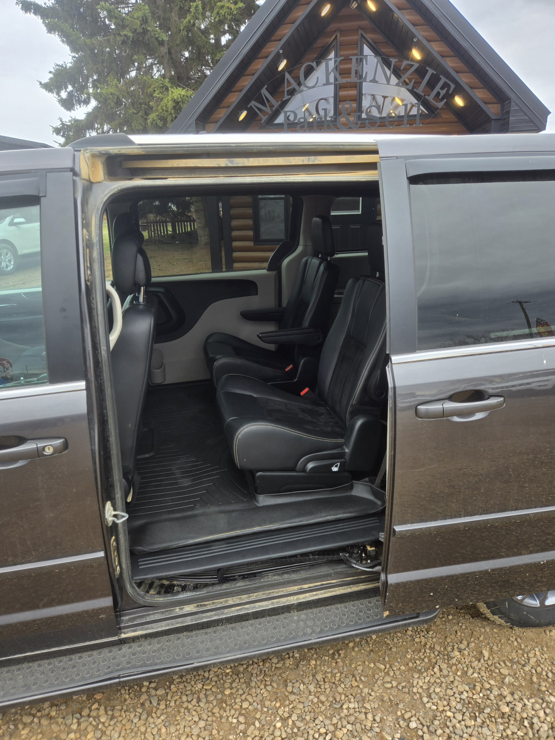 2017 Dodge Grand Caravan SXT (Consignment)
