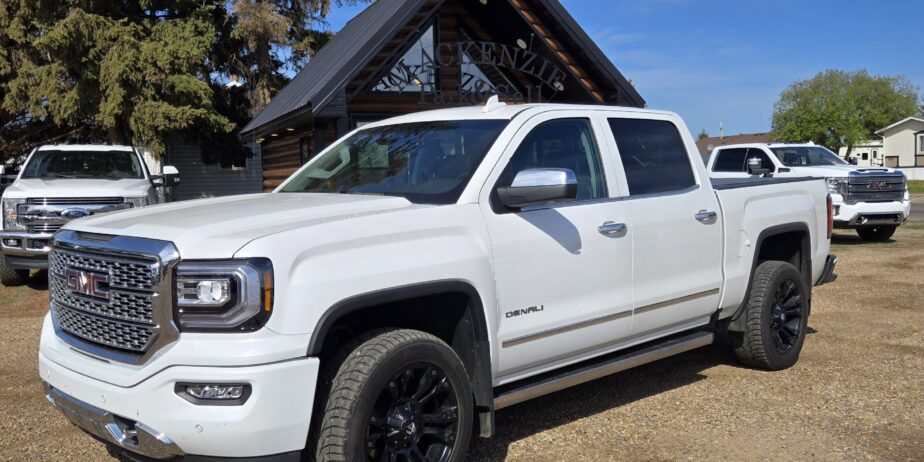 2017 GMC SIERRA DENALI (Low km)