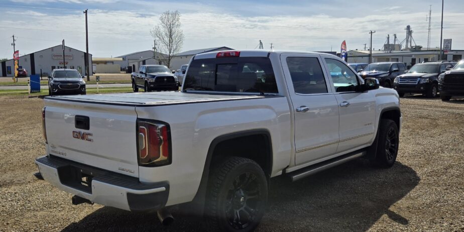 2017 GMC SIERRA DENALI (Low km)